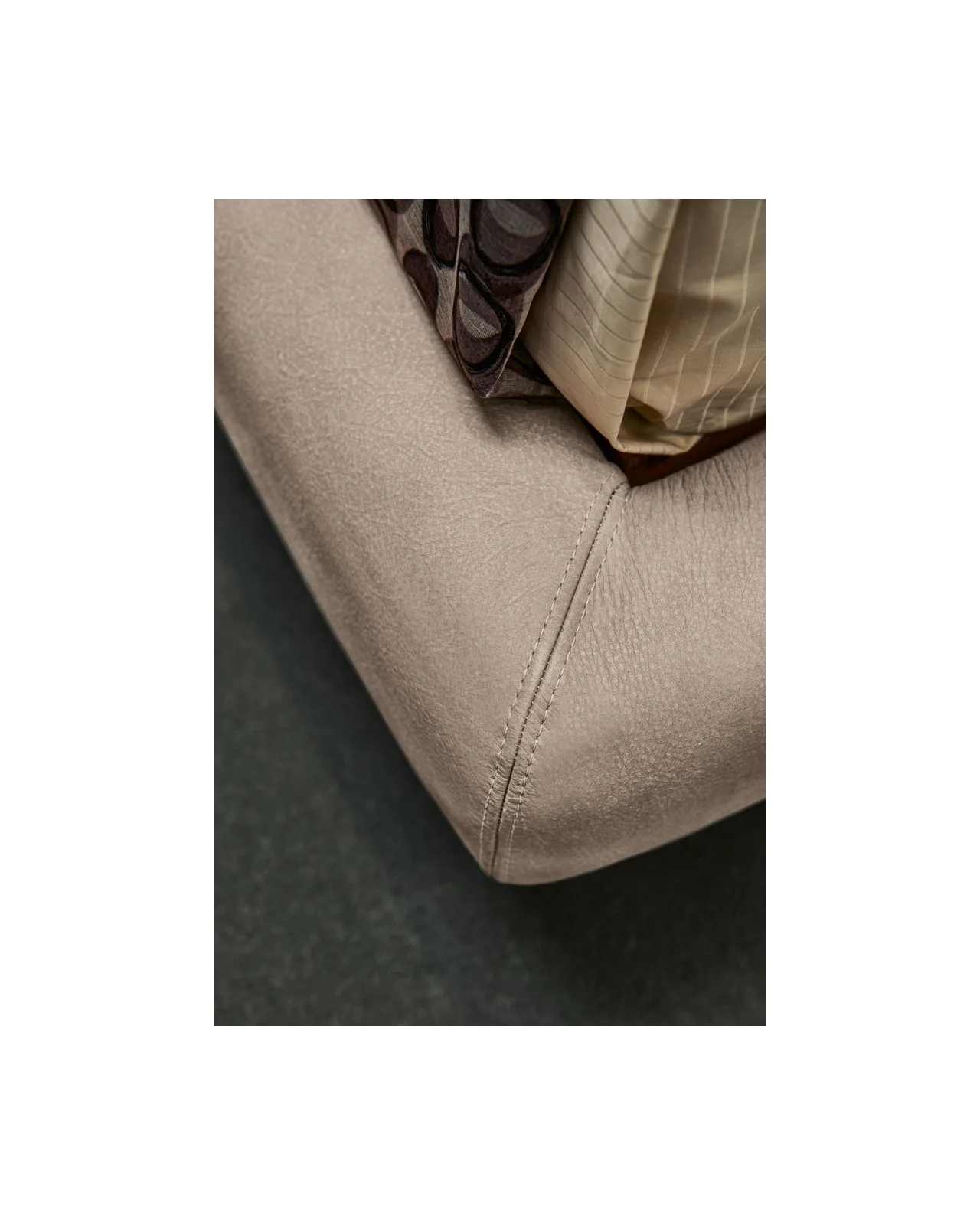 Valley bed by Cantori, in an interior setting, photo 3 of 8, Nobili Design catalog