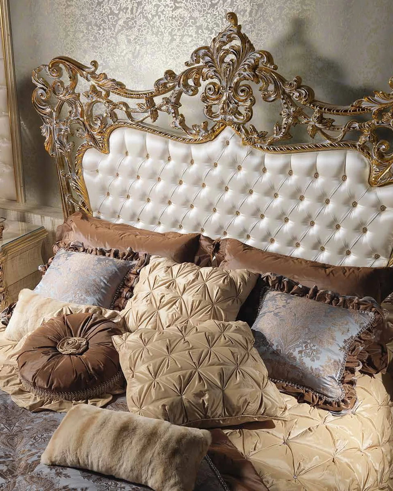 Letto Aida in metallo AD001, collezione Aida di Cappelletti, letto classico italiano in una camera da letto classica, foto 2 di 2
