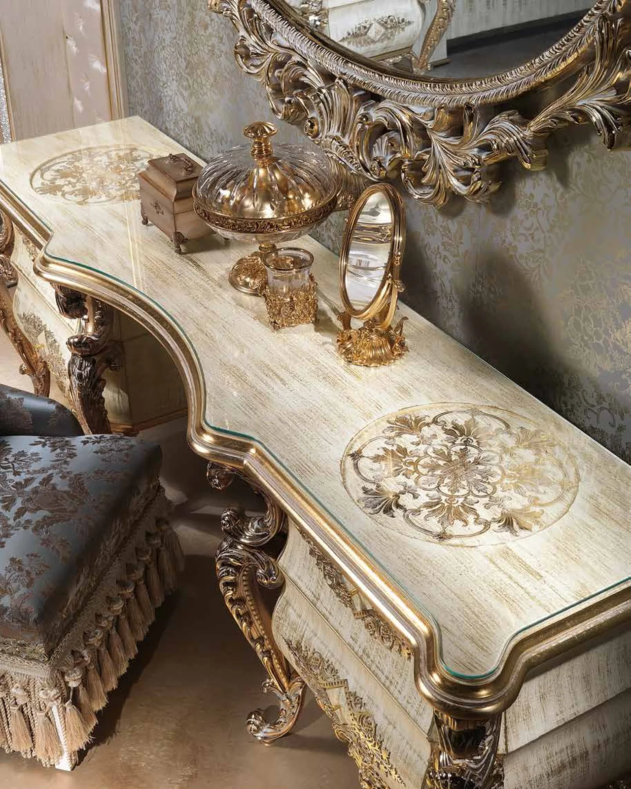 Aida Dressing Table AD003, Cappelletti Aida collection, classic Italian dressing table in a classic bedroom setting, photo 2 of 3