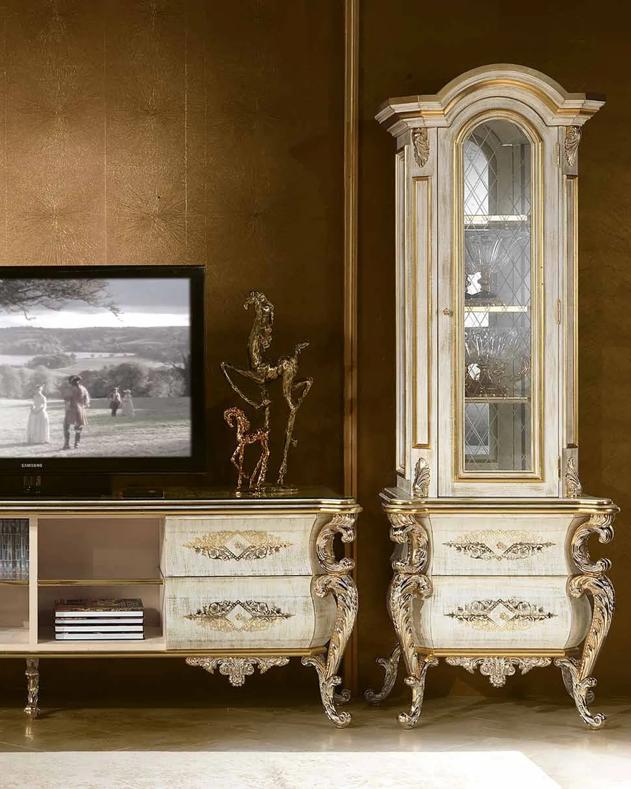 Aida One-Door Showcase AD017, Cappelletti Aida collection, classic Italian display cabinet in a classic living room setting, photo 3 of 6