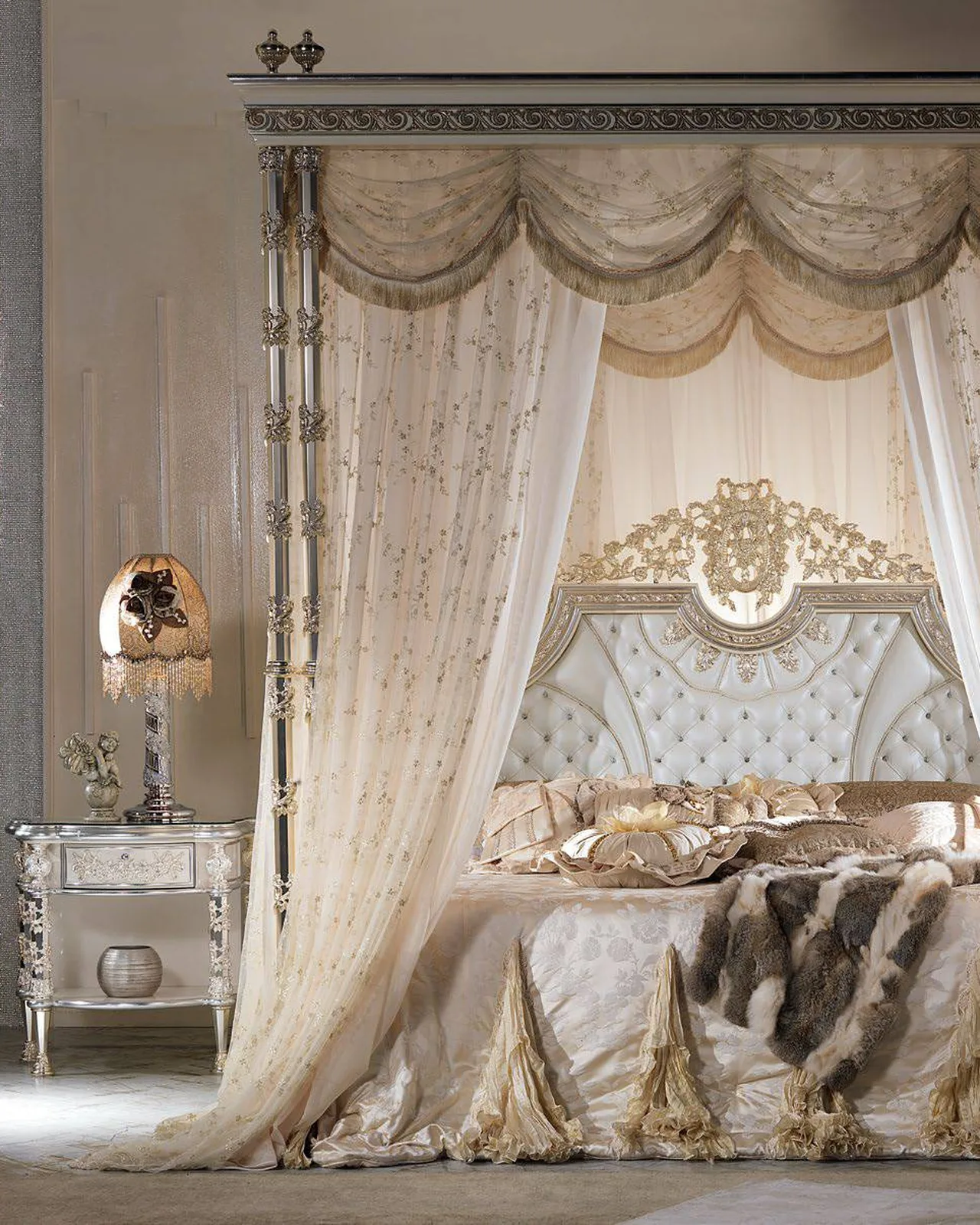 Royal Canopy Bed RY061C, Cappelletti Royal collection, classic Italian bed in a classic bedroom setting, photo 1 of 2