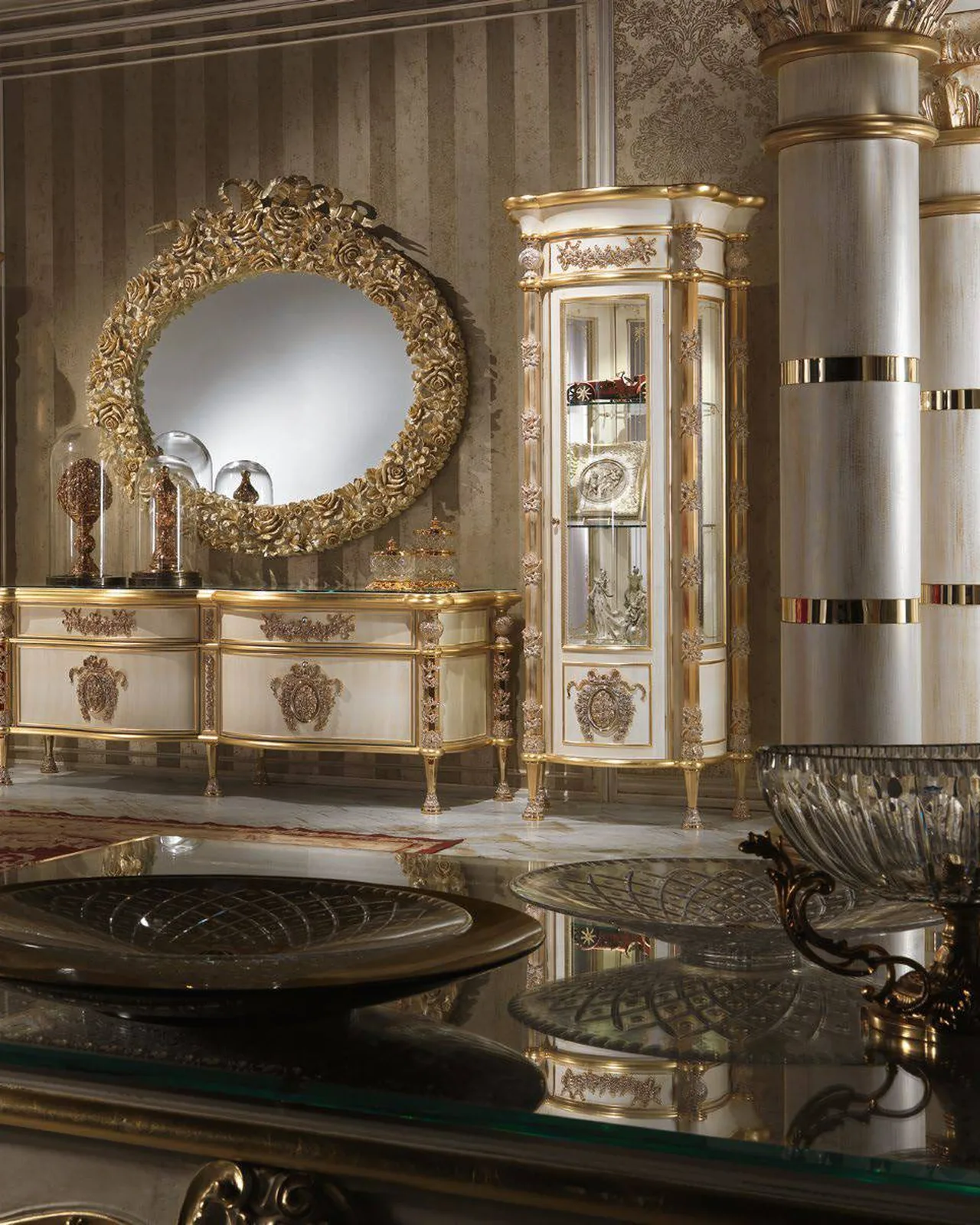 Royal One-Door Showcase RY017, Cappelletti Royal collection, classic Italian display cabinet in a classic living room setting, photo 1 of 2