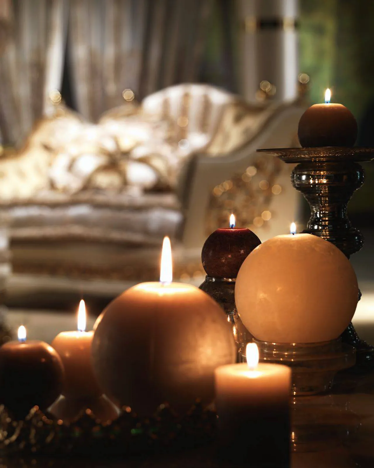 Royal Pouf RY076, Cappelletti Royal collection, classic Italian pouf in a classic living room setting, photo 2 of 4